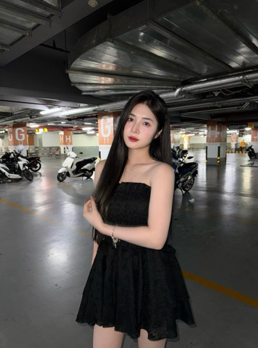 Dù chỉ là một video ngồi bổ dừa, nhưng với Quỳnh Alee, đó là cách cô chia sẻ niềm vui và tạo nên dấu ấn riêng biệt trong lòng người xem.