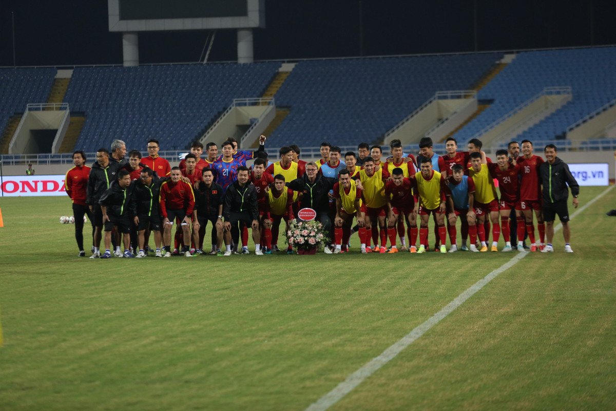 Sau khi tặng hoa tri ân HLV Troussier và BHL, các cầu thủ tuyển Việt Nam đã chụp ảnh lưu niệm.