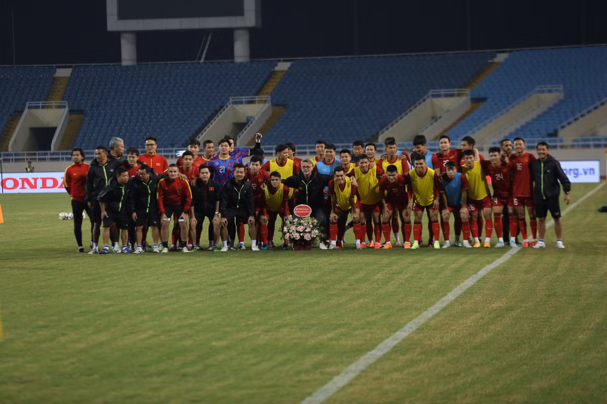 Sau khi tặng hoa tri ân HLV Troussier và BHL, các cầu thủ tuyển Việt Nam đã chụp ảnh lưu niệm.