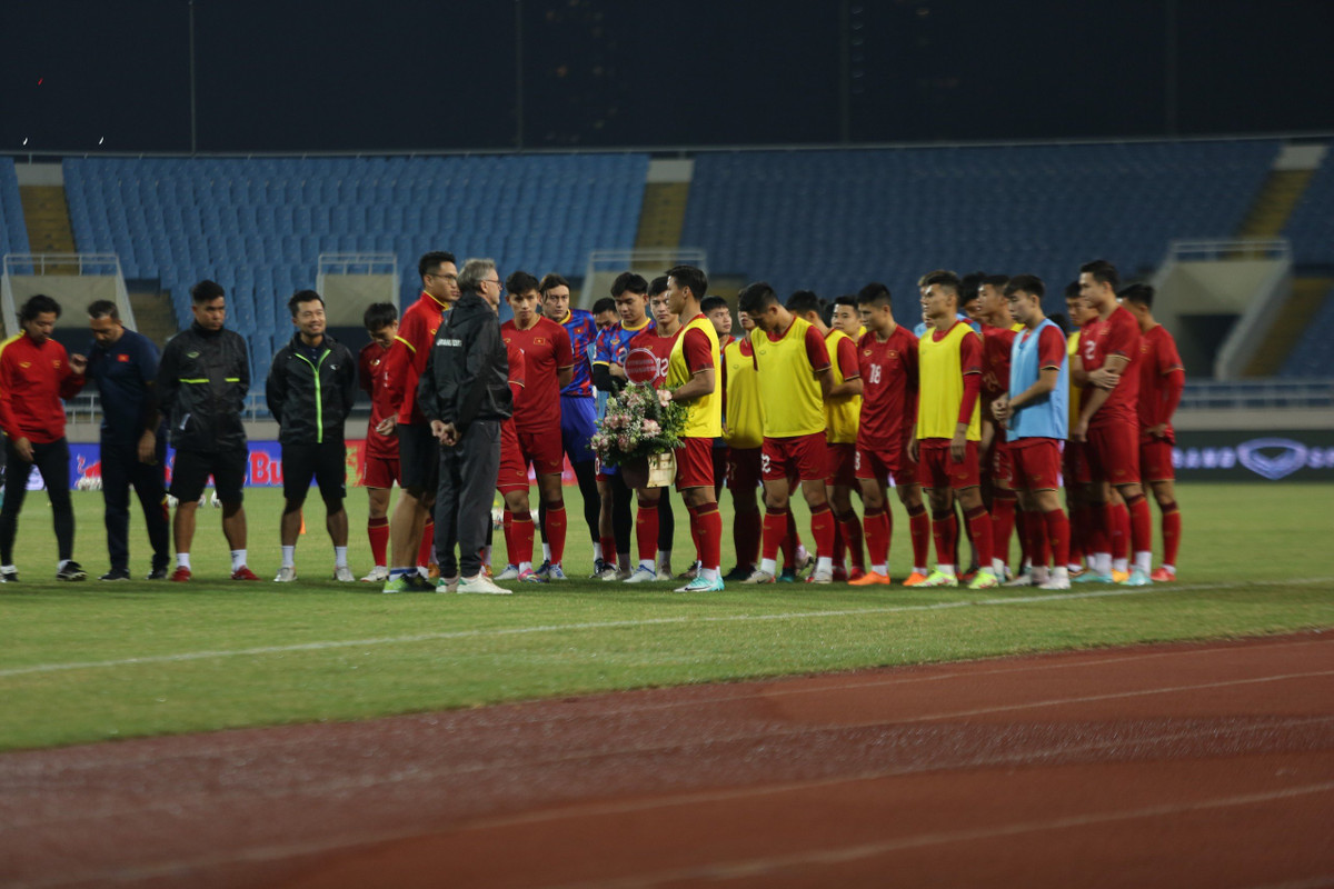 Để chuẩn bị cho trận đấu với Iraq tại vòng loại World Cup 2026 vào 19h00 ngày 21/11, tuyển Việt Nam đã có buổi tập làm quen mặt SVĐ Mỹ Đình.