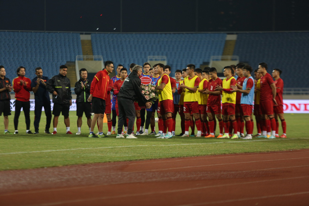 Với tinh thần tôn sư trọng đạo, nhân ngày Nhà giáo Việt Nam 20/11, các cầu thủ tuyển Việt Nam đã gửi bó hoa tri ân đến cá nhân HLV Troussier và toàn thể BHL trước khi buổi tập diễn ra.