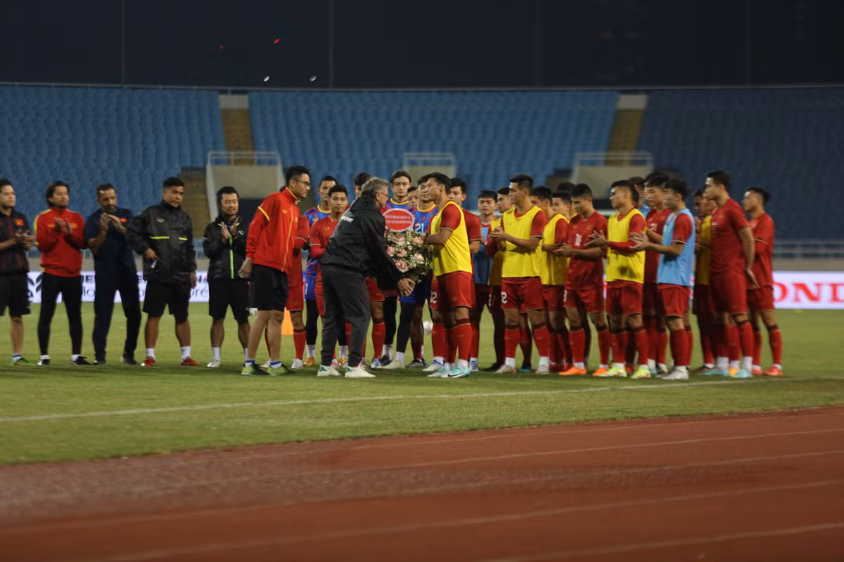 Với tinh thần tôn sư trọng đạo, nhân ngày Nhà giáo Việt Nam 20/11, các cầu thủ tuyển Việt Nam đã gửi bó hoa tri ân đến cá nhân HLV Troussier và toàn thể BHL trước khi buổi tập diễn ra.