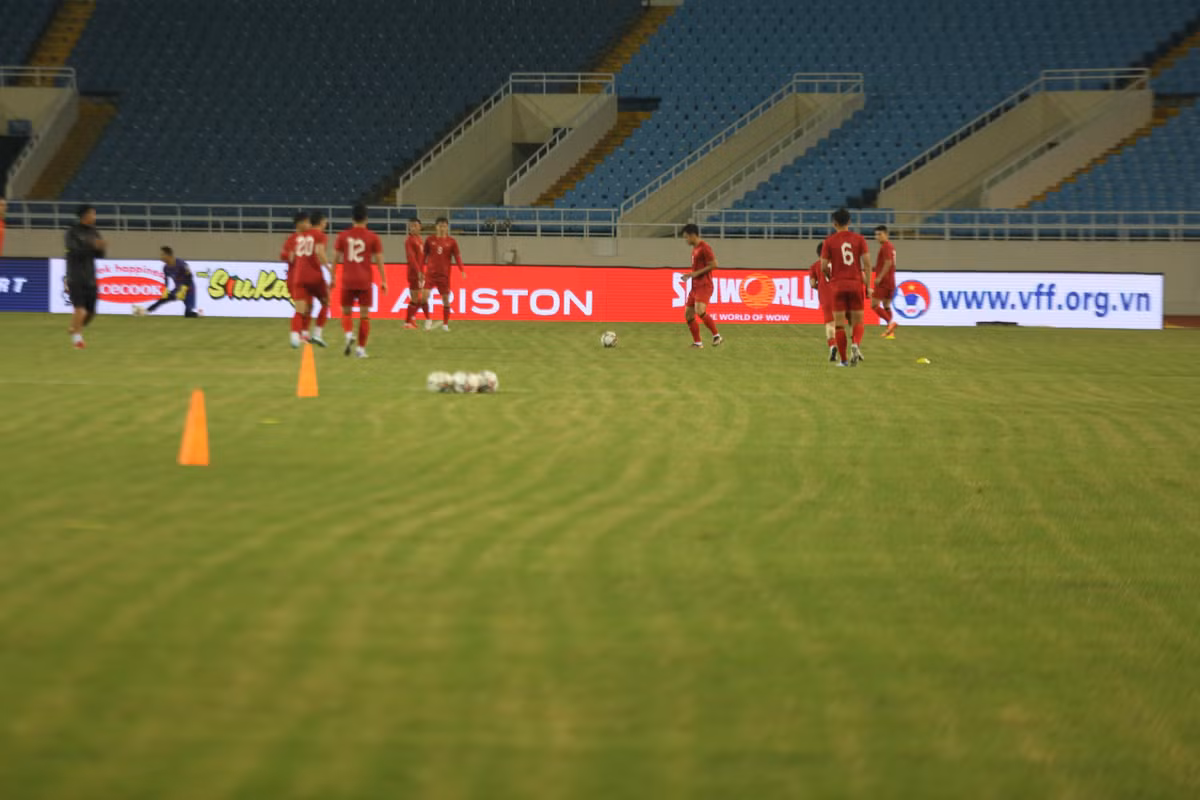 Để đảm bảo bí mật chiến thuật, HLV Troussier chỉ cho phép các PV tác nghiệp 15 phút đầu và sau đó toàn đội tập kín.