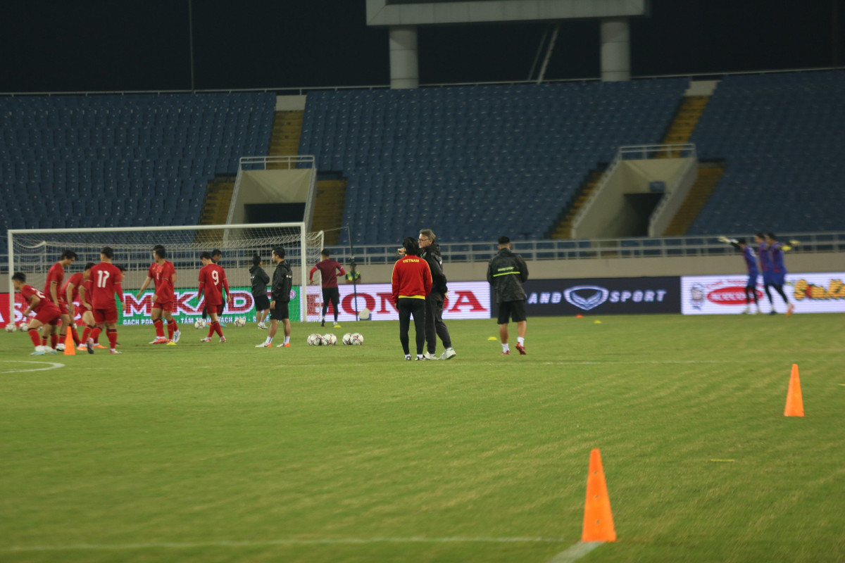 Mở đầu buổi tập, các cầu thủ tuyển Việt Nam đã có màn khởi động nhanh và ngay lập tức bước vào những bài tập với bóng.