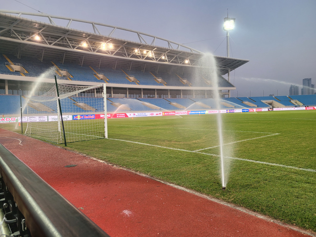 Trước khi các cầu thủ tuyển Việt Nam tập luyện, mặt sân Mỹ Đình đã được tưới nước để đảm bảo đủ độ ẩm.