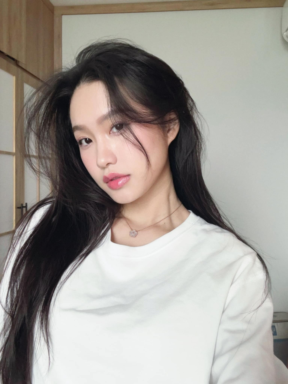 Môi xinh nở nụ cười rạng rỡ với hàm răng trắng đều làm tăng thêm sức hút cho tiểu thư Hà thành.