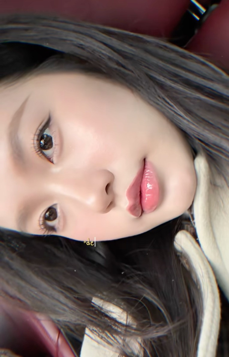 Doãn Hải My chọn phong cách trang điểm nhẹ nhàng, tập trung vào sự tự nhiên, không quá cầu kỳ, toát lên vẻ trẻ trung, năng động.