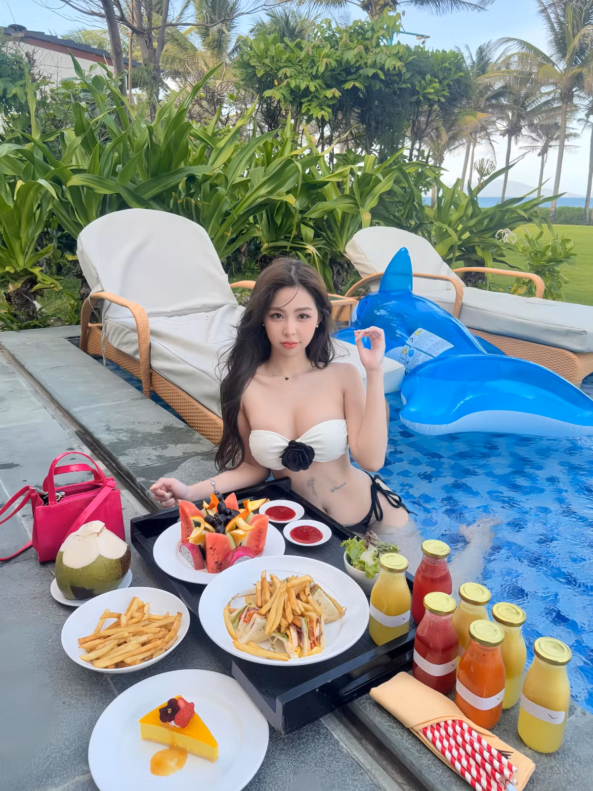 Tammy Phạm (tên thật là Phạm Nguyễn Anh Thi), là hot girl sở hữu cộng đồng hàng trăm nghìn người theo dõi.