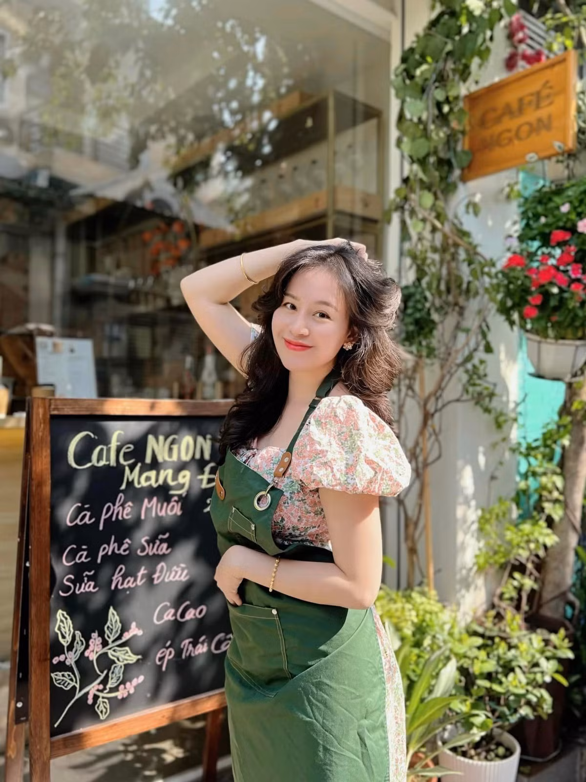 Người đẹp Nghệ An thích những chiếc váy nhẹ nhàng, thanh lịch nhưng cũng tôn được đường cong mỹ miều vốn có.