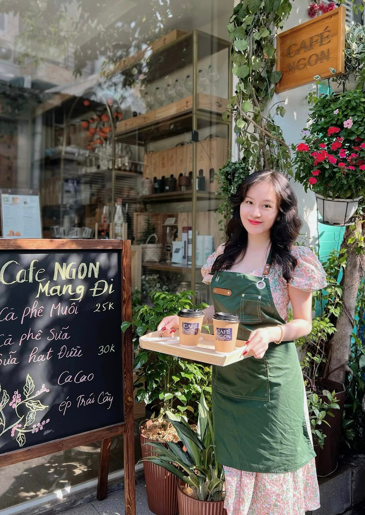 Mới đây trên trang cá nhân, nhiều netizen bất ngờ khi Bà Từng vào vai bán cafe với chiếc tạp đề và đang bưng khay cốc.