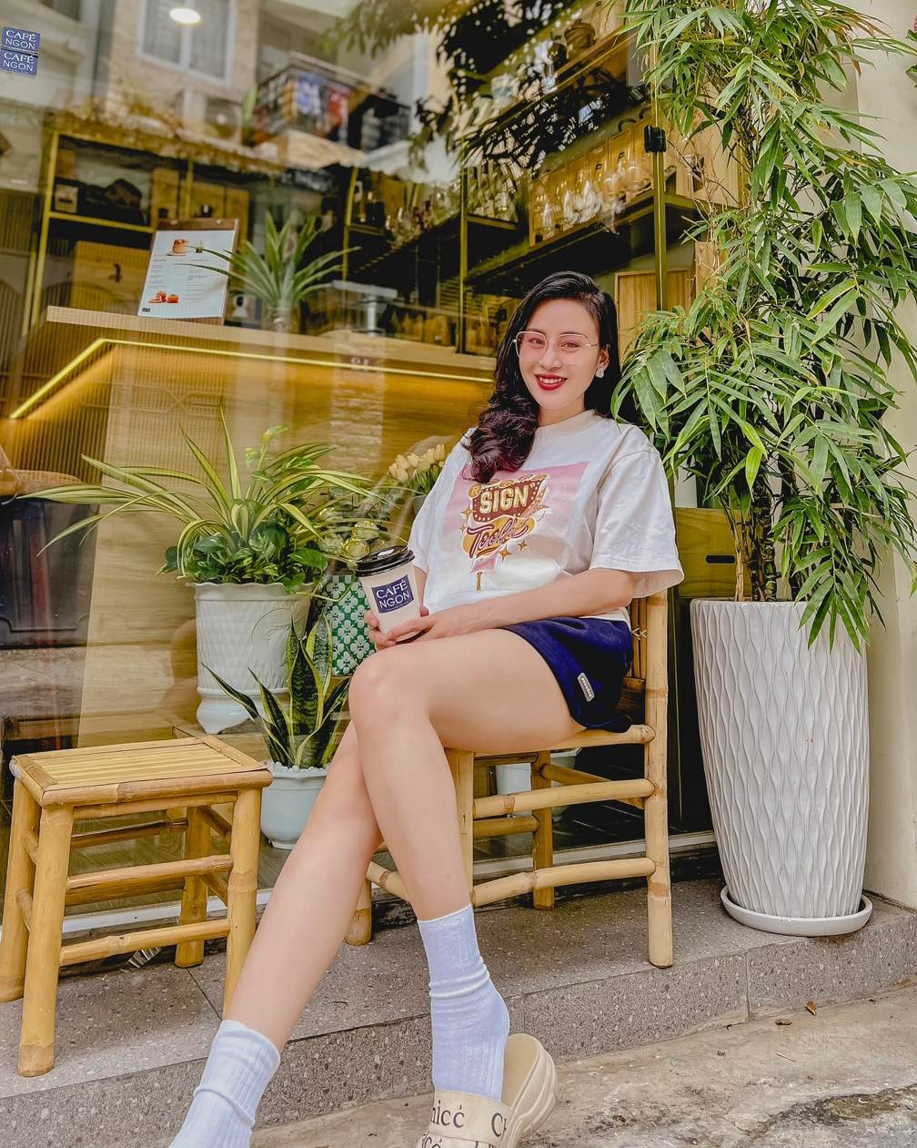 Bà Tưng ngày ngày ra quán chăm nôm và đón khách, cô cũng mặc những bộ cánh thanh lịch nhẹ nhàng mang sắc màu tươi sáng.