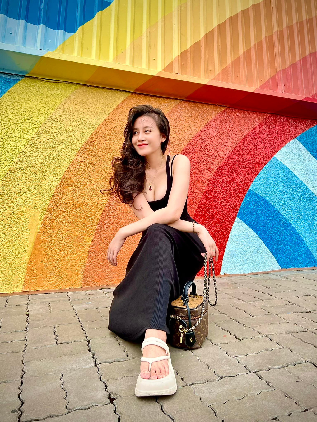 Hot girl thị phi dần lấy lại thiện cảm với người hâm mộ nhờ phong cách kín đáo, nhẹ nhàng và tràn đầy sức sống mỗi khi xuất hiện trên mạng xã hội.