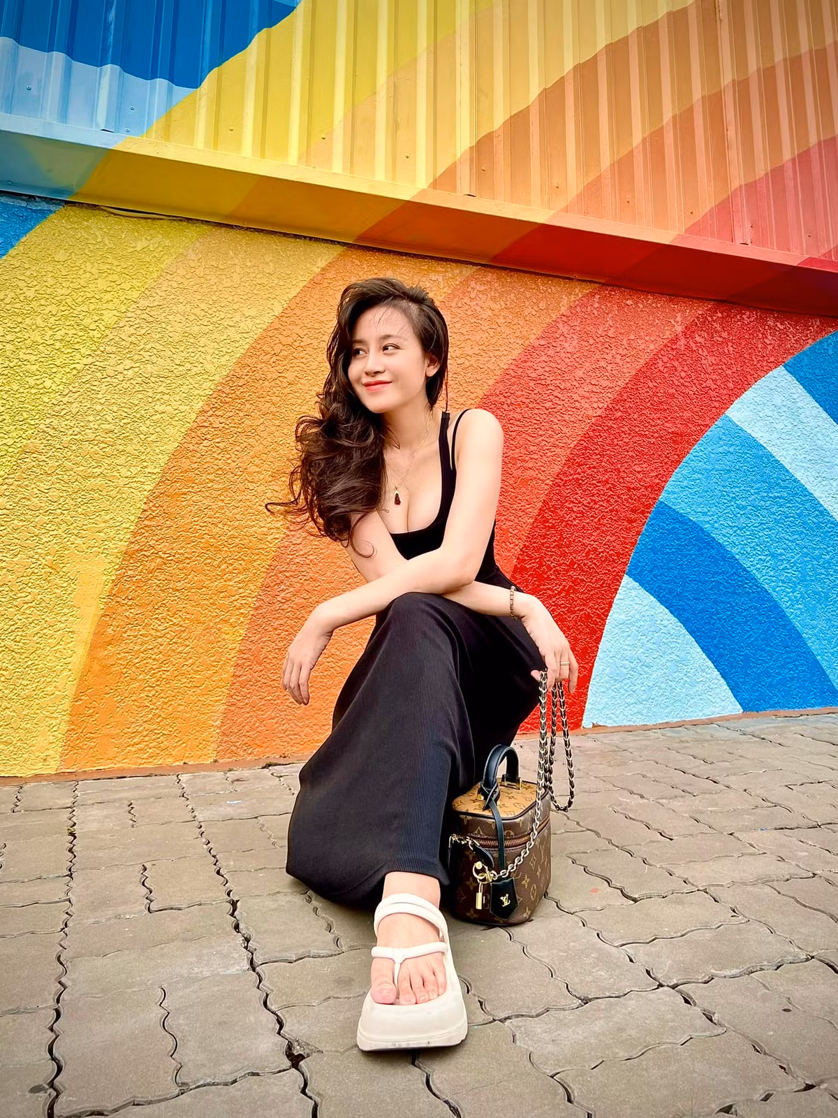 Hot girl thị phi dần lấy lại thiện cảm với người hâm mộ nhờ phong cách kín đáo, nhẹ nhàng và tràn đầy sức sống mỗi khi xuất hiện trên mạng xã hội.