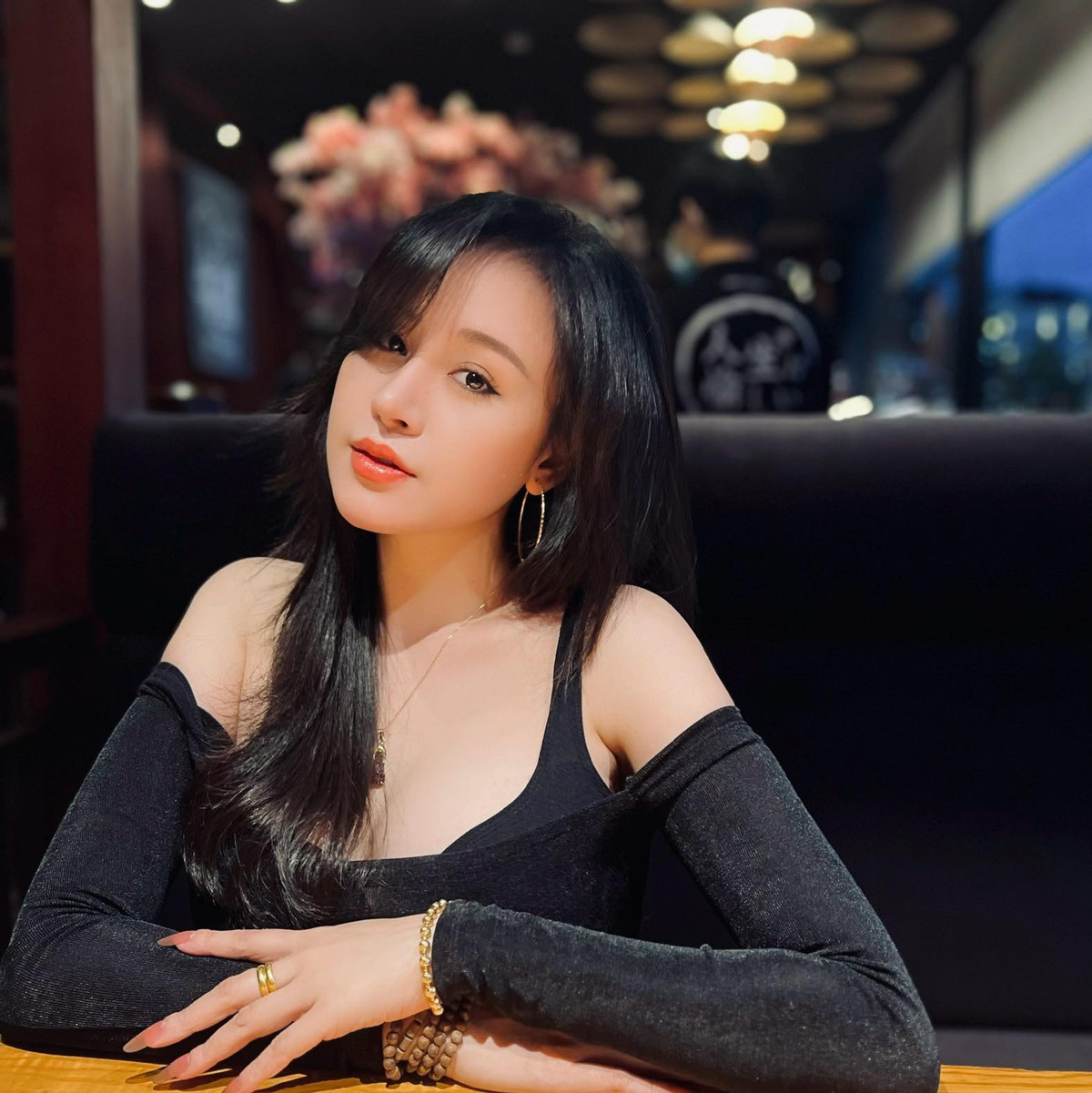 Sau hơn 10 năm ồn ào với clip nhạy cảm, Bà Tưng có nhiều thay đổi cả về phong cách thời trang lẫn quan điểm sống. Cô dần có hình ảnh đẹp và thiện cảm hơn.