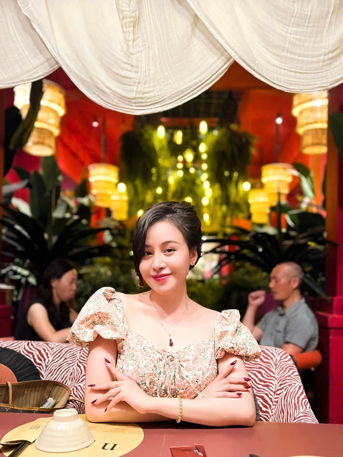 Bà Tưng tên thật là Lê Thị Huyền Anh, sinh năm 1993 đến từ Nghệ An. Cô nổi lên như một hiện tượng mạng rồi lấn sân hoạt động showbiz, đi hát, đóng MV ca nhạc...