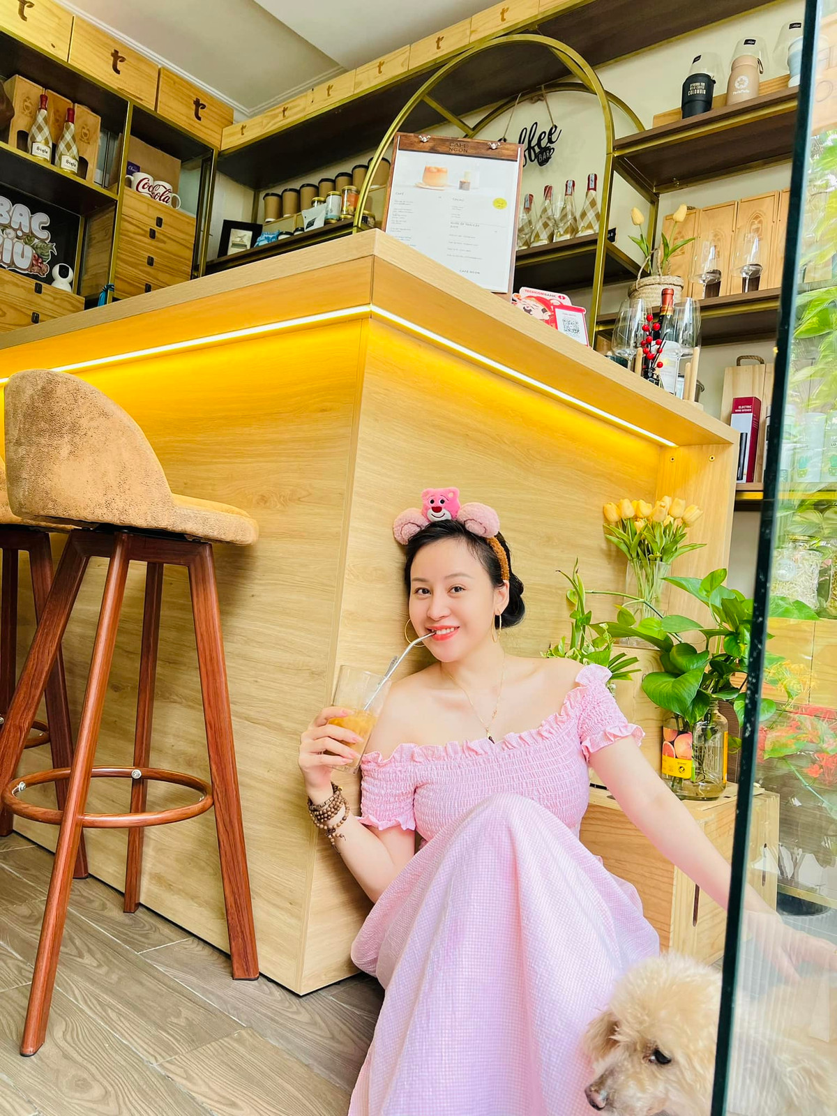 Bà Tưng thường trang điểm nhẹ nhàng nhưng cũng đủ tôn lên được nhan sắc mỹ miều, những mẫu đầm cô diện đều được mọi người yêu thích và ứng dụng.