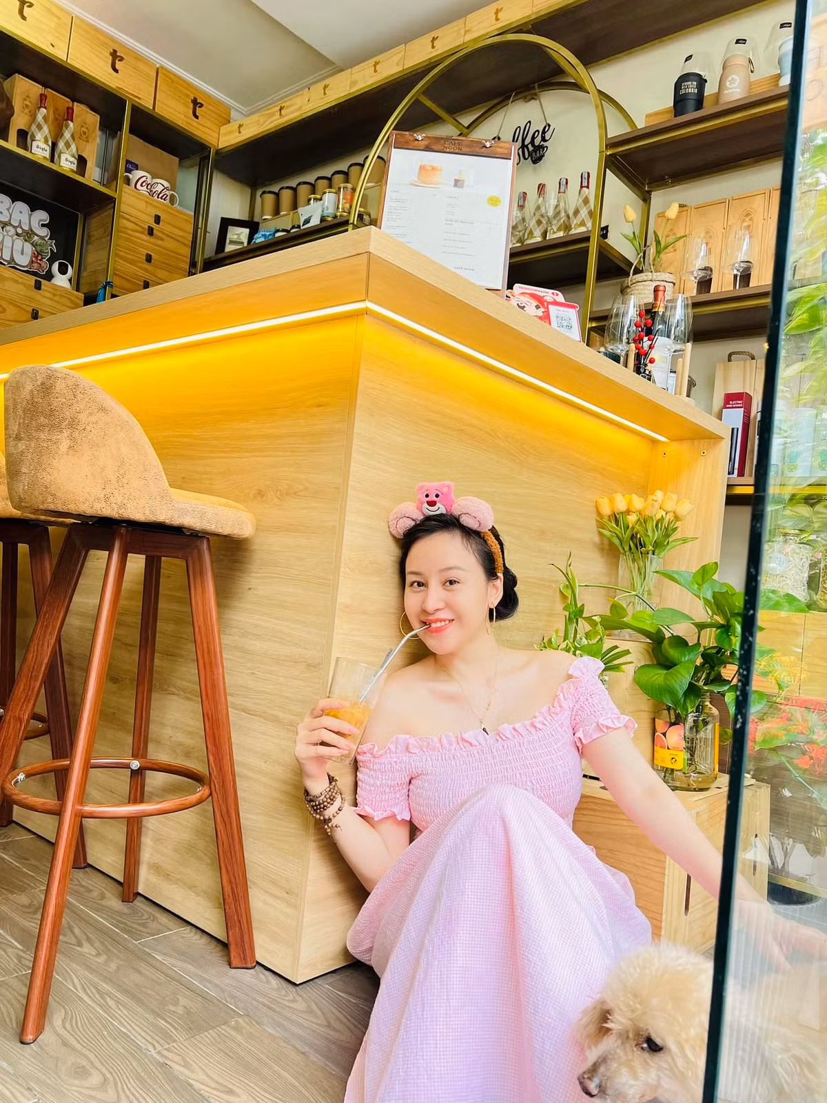 Bà Tưng thường trang điểm nhẹ nhàng nhưng cũng đủ tôn lên được nhan sắc mỹ miều, những mẫu đầm cô diện đều được mọi người yêu thích và ứng dụng.