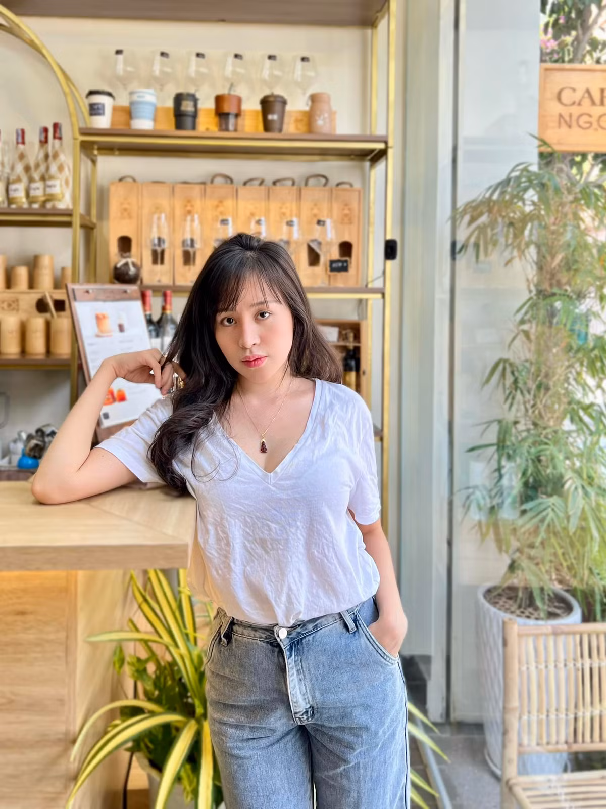 Bà Tưng thích mặc những chiếc áo thun phom rộng, phối cùng những chiếc quần short ngắn để khoe được làn da mịn màng và trắng mịn màng.