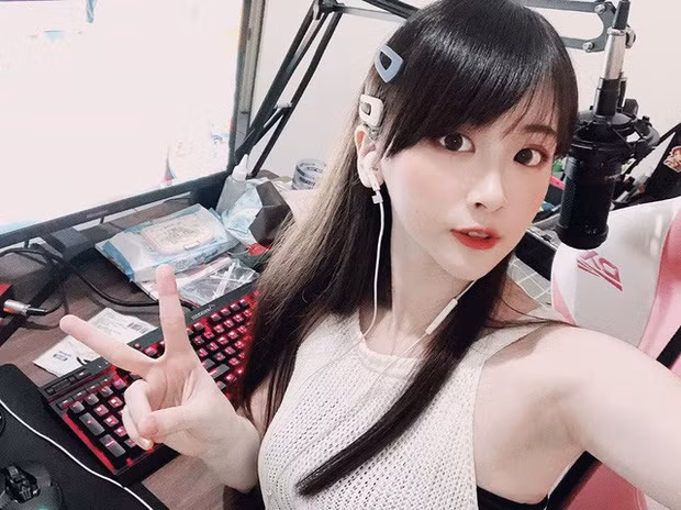 Nữ streamer được nhắc tới là Weiwei, cái tên có lẽ còn xa lạ với nhiều fan Việt Nam. Cô nàng sở hữu làn da mềm mại, trắng sáng cộng thêm đó là khuôn mặt nhỏ nhắn với những đường nét thanh tú cùng nụ cười ngọt ngào.
