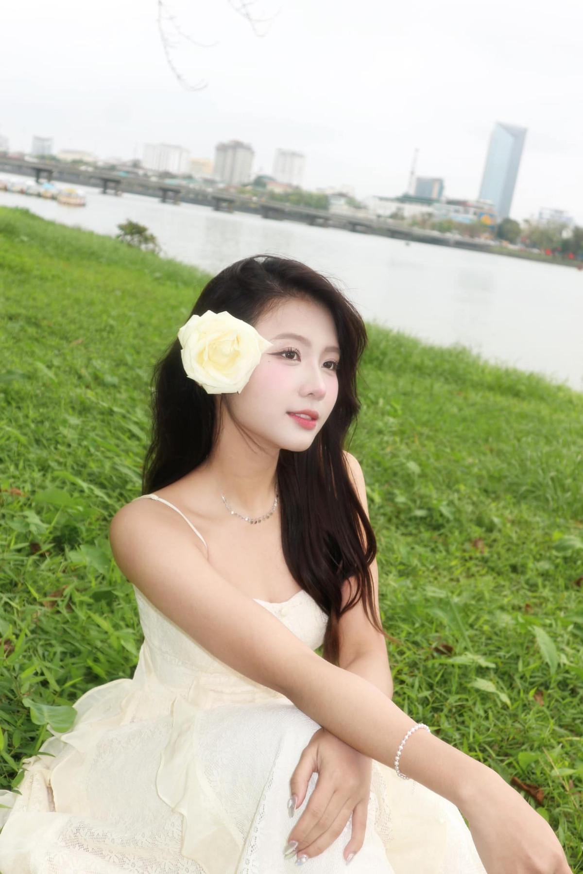 Khác với Cha Tôi Người Ở Lại, ở bộ phim trước đây, Quỳnh Trang lại bị chê cả diện mạo lẫn diễn xuất.