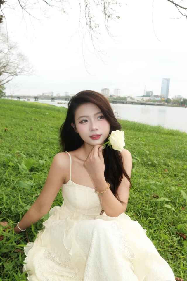 Thực tế, đây không phải lần đầu Quỳnh Trang được chú ý trên sóng giờ vàng. Trước đó, vai thứ chính trong bộ phim Chồng Cũ, Vợ Cũ, Người Yêu Cũ cũng khiến cô nhận về sự quan tâm lớn từ khán giả.