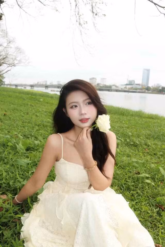 Thực tế, đây không phải lần đầu Quỳnh Trang được chú ý trên sóng giờ vàng. Trước đó, vai thứ chính trong bộ phim Chồng Cũ, Vợ Cũ, Người Yêu Cũ cũng khiến cô nhận về sự quan tâm lớn từ khán giả.