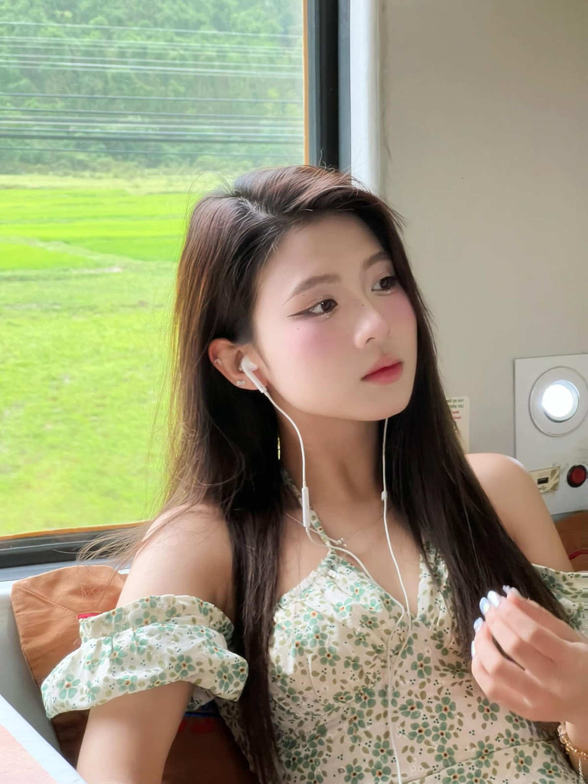 Quỳnh Trang sinh năm 2001, được biết đến với danh xưng "hot girl mùa thi" khi từng là gương mặt nổi tiếng trong kỳ thi tốt nghiệp THPT Quốc gia năm 2019.