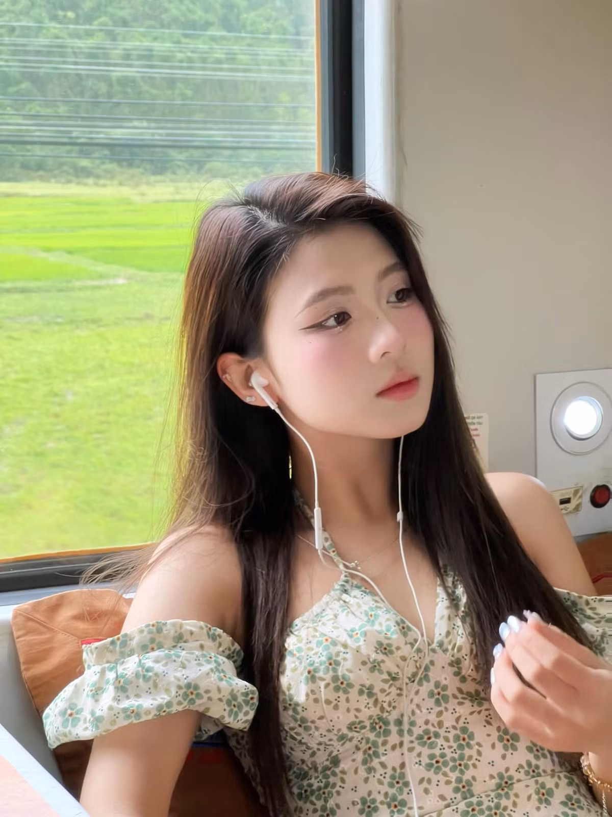 Quỳnh Trang sinh năm 2001, được biết đến với danh xưng "hot girl mùa thi" khi từng là gương mặt nổi tiếng trong kỳ thi tốt nghiệp THPT Quốc gia năm 2019.