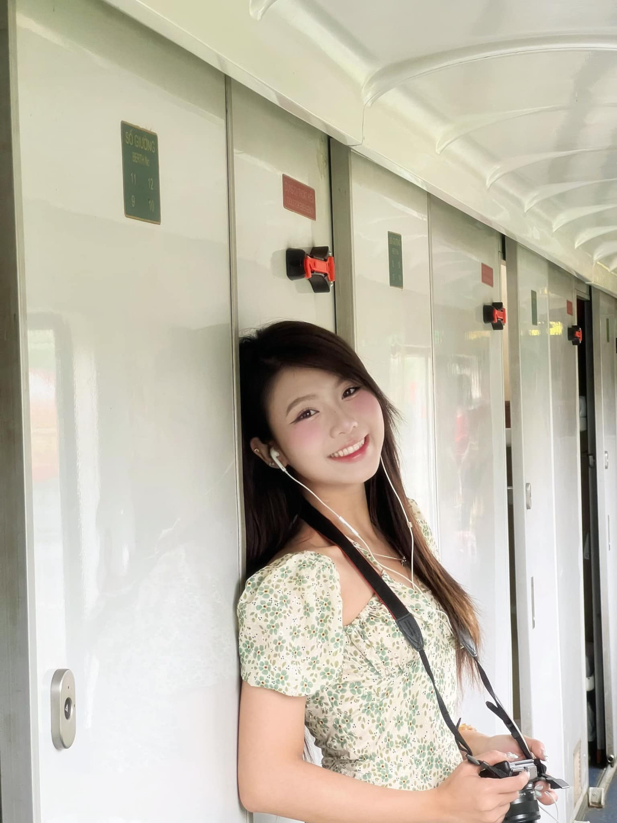 Màn thăng hạng nhan sắc quá ngoạn mục khiến nhiều người thậm chí còn nghi Quỳnh Trang... sửa mặt.