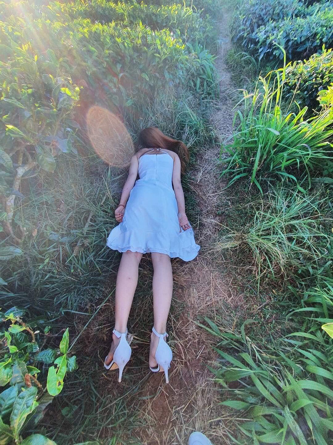 Đi du lịch, chụp ảnh với thần thái "sang chảnh" ngút ngàn để post Facebook cho thiên hạ trầm trồ dường như đã quá bình thường. Mới đây, cô bạn có tên Minh Châu đến từ TP HCM chia sẻ loạt hình ảnh check-in "kỳ lạ" ở Đà Lạt gây chú ý trên MXH.