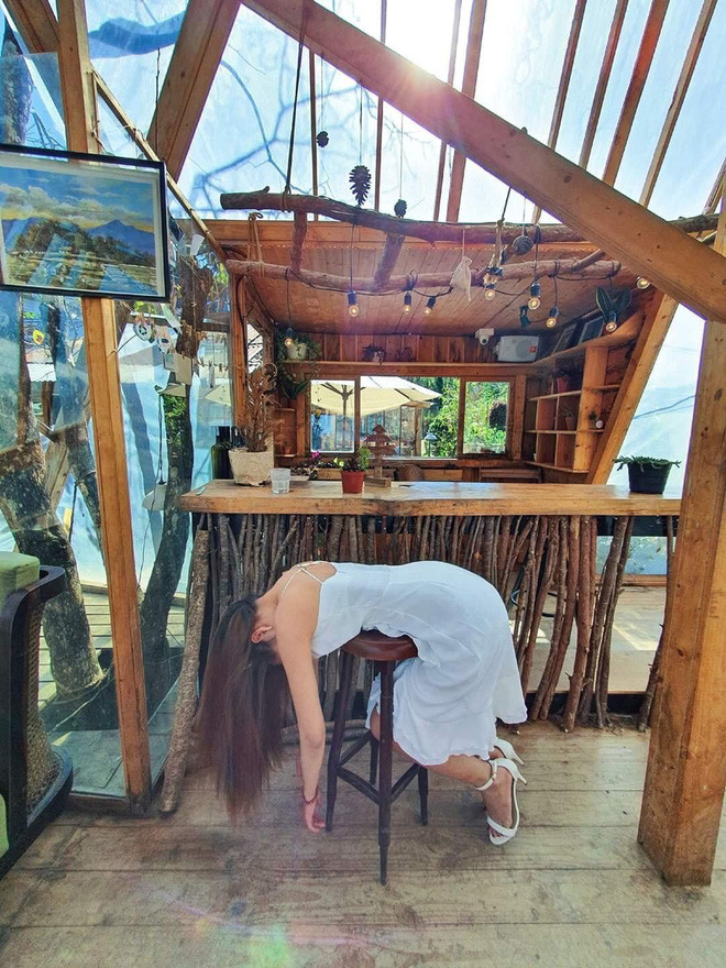 Ngoài nằm úp sấp mặt, Minh Châu còn không tiếc thân mình, tạo nhiều kiểu dáng tỏ ra vô cùng mệt mỏi, vật vờ, thậm chí nằm bất tỉnh nhân sự ở nhiều nơi.