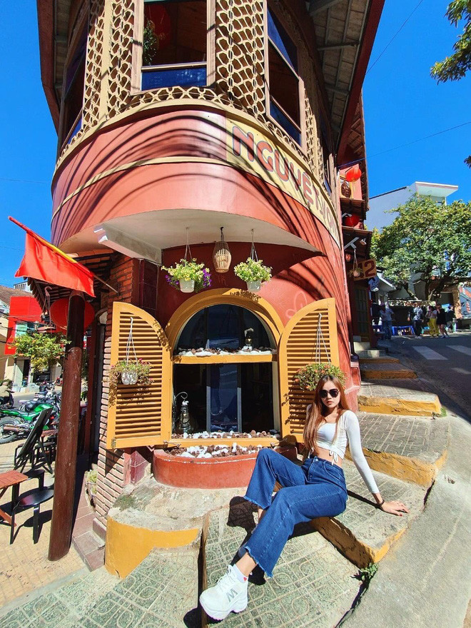 Tuy nhiên bên cạnh đó, có một số ý kiến lại cho rằng, một số tấm ảnh của Minh Châu dường như đang đùa giỡn hơi quá đà.