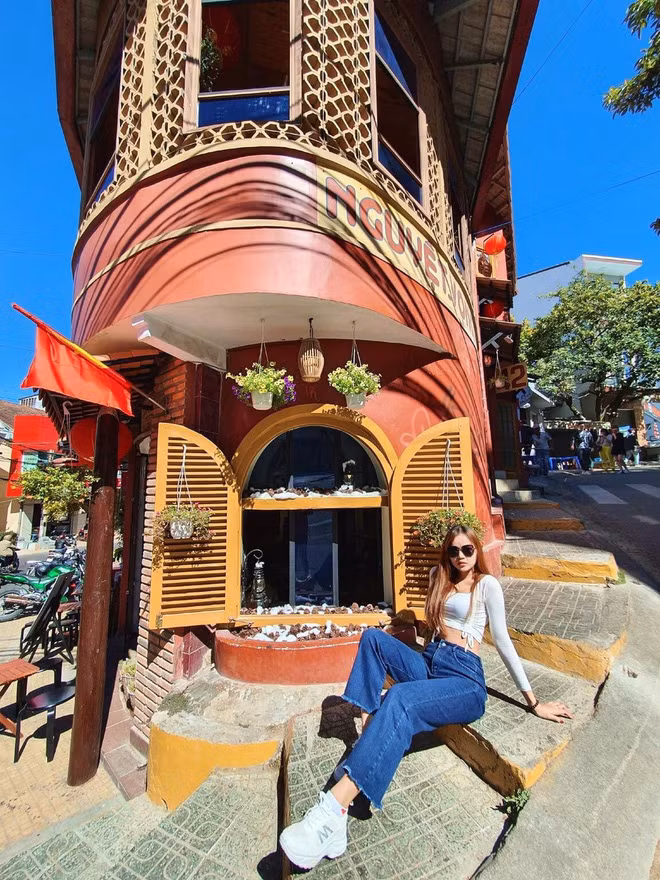 Tuy nhiên bên cạnh đó, có một số ý kiến lại cho rằng, một số tấm ảnh của Minh Châu dường như đang đùa giỡn hơi quá đà.