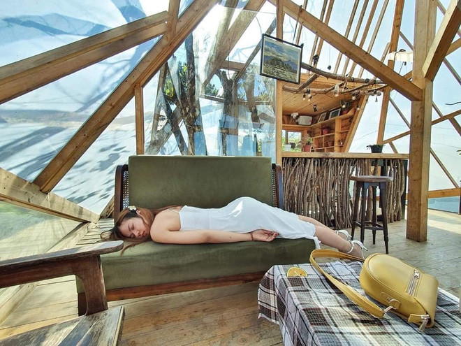 Chủ nhân của bộ ảnh check-in Đà Lạt "chẳng giống ai" cũng cho biết thêm: "Trong chuyến đi Đà Lạt đợt trước, ngoài khám phá các địa điểm đẹp, trải nghiệm văn hóa, ẩm thực thì tụi mình còn không thiếu khoản chụp ảnh. Thay vì kiểu tạo dáng "phổ thông" và đơn điệu, mình đã nghĩ ra thêm những tư thế độc đáo, khó đỡ để chuyến du lịch trở nên thú vị hơn bội phần."