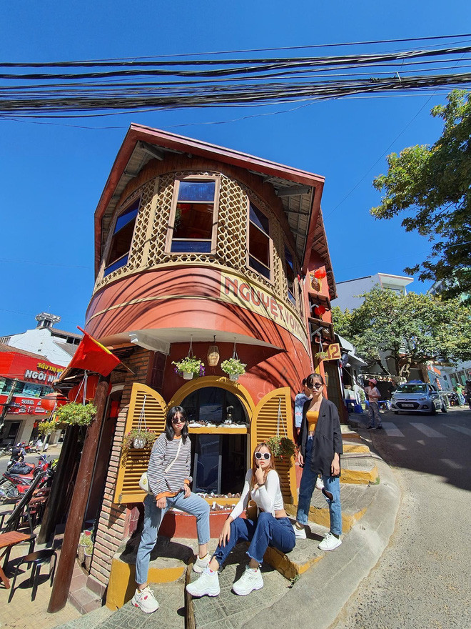 Đa phần dân mạng đều bật cười trước khả năng sáng tạo dành cho bộ ảnh "có một không hai" này của Minh Châu.