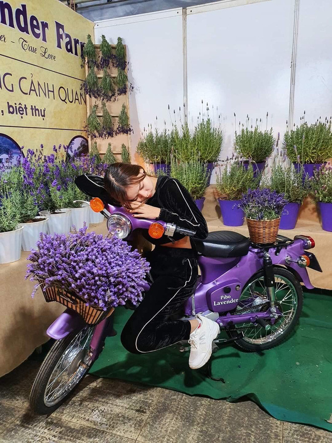 Dù diện những bộ váy thướt tha, gợi cảm, nhưng Minh Châu vẫn lầy hết cỡ khi vô tư tạo dáng sõng soài, nằm sấp mặt ở bất kỳ đâu.