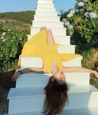 Nếu để ý kĩ, phiên bản gốc của trong bộ ảnh du lịch Đà Lạt của Minh Chinh chính là trào lưu chụp ảnh với tư thế ngã úp mặt khi bước ra khỏi chiếc xe hơi, với những món đồ hiệu rơi tự do trên mặt đất.