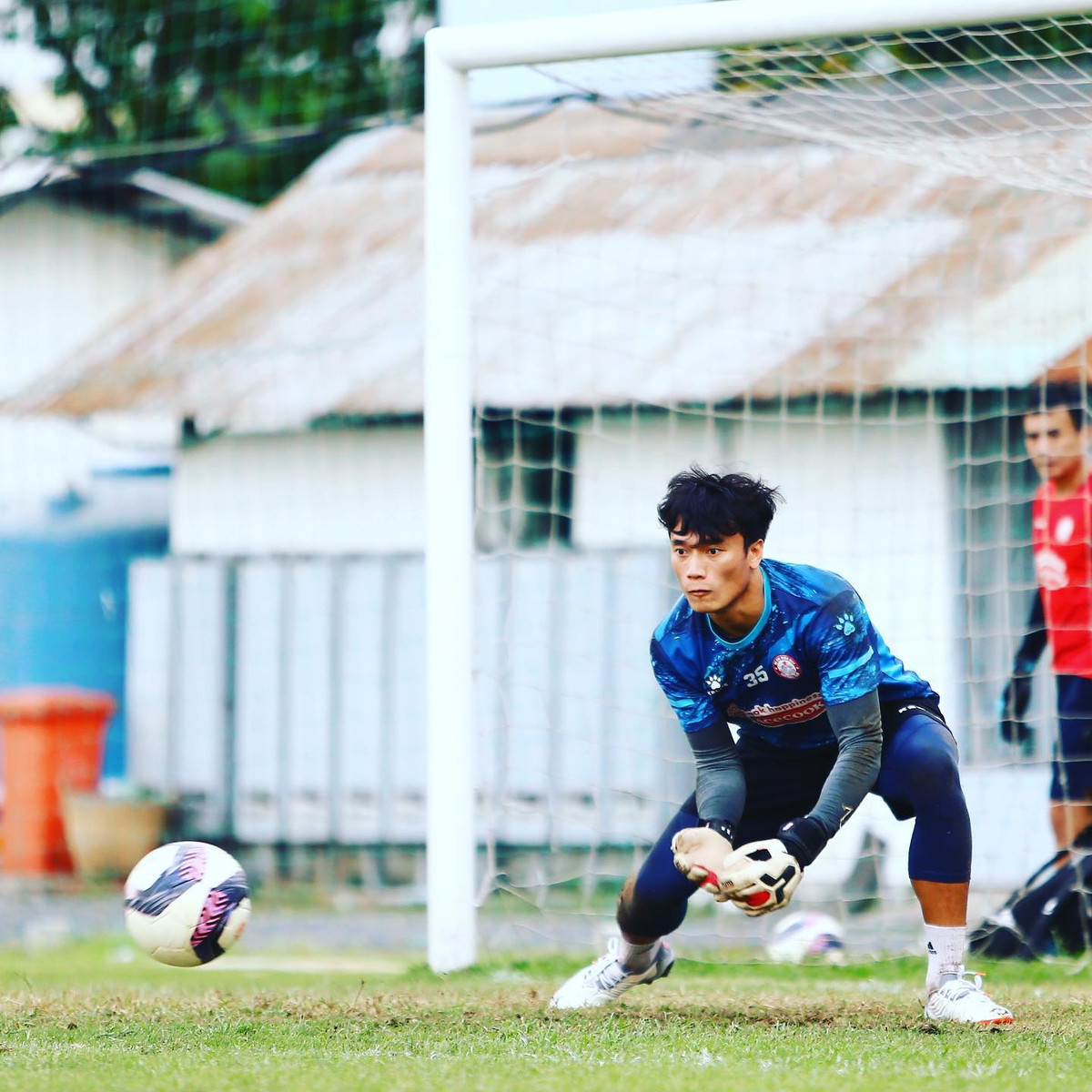 Không những thế, vì thường xuyên rèn luyện cơ thể, có được thân hình chuẩn chỉnh mà nam cầu thủ đến từ Thanh Hóa vẫn đang làm cả công việc người mẫu với một chỗ đứng nhất định trong ngành.