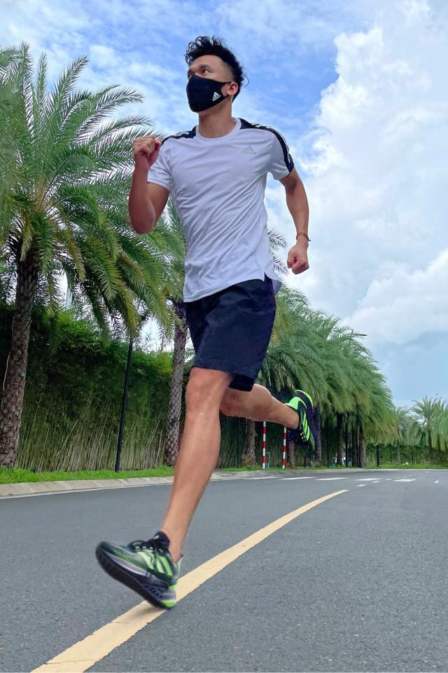 Bên cạnh công việc, Bùi Tiến Dũng còn đang trong mối quan hệ yêu đương với bạn gái gốc Ukraine – Dianka Zakhidova. Cô nàng sinh năm 2000, hiện đang là người mẫu tự do tại TP HCM và cũng là “bóng hồng” đầu tiên được chàng thủ môn "quốc dân" công khai.