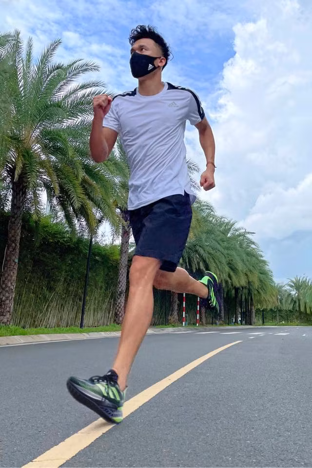 Bên cạnh công việc, Bùi Tiến Dũng còn đang trong mối quan hệ yêu đương với bạn gái gốc Ukraine – Dianka Zakhidova. Cô nàng sinh năm 2000, hiện đang là người mẫu tự do tại TP HCM và cũng là “bóng hồng” đầu tiên được chàng thủ môn "quốc dân" công khai.