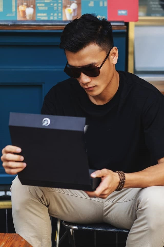 Sự nghiệp quần đùi áo số mờ nhạt, Bùi Tiến Dũng lại xuất hiện với vai trò mới đó là sao sáng trên thị trường quảng cáo, được nhiều nhãn hàng săn đón.