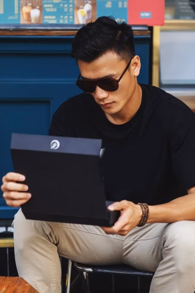 Sự nghiệp quần đùi áo số mờ nhạt, Bùi Tiến Dũng lại xuất hiện với vai trò mới đó là sao sáng trên thị trường quảng cáo, được nhiều nhãn hàng săn đón.