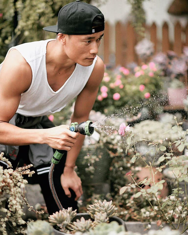 Tất cả các khoản thu nhập trên cùng với mức lương cao từ chuyên môn chính, ở tuổi 25, Bùi Tiến Dũng đã sở hữu khối tài sản đáng mơ ước. Anh là một trong số ít những cầu thủ Việt thường xuyên thay xe sang, dùng hàng hiệu xa xỉ.