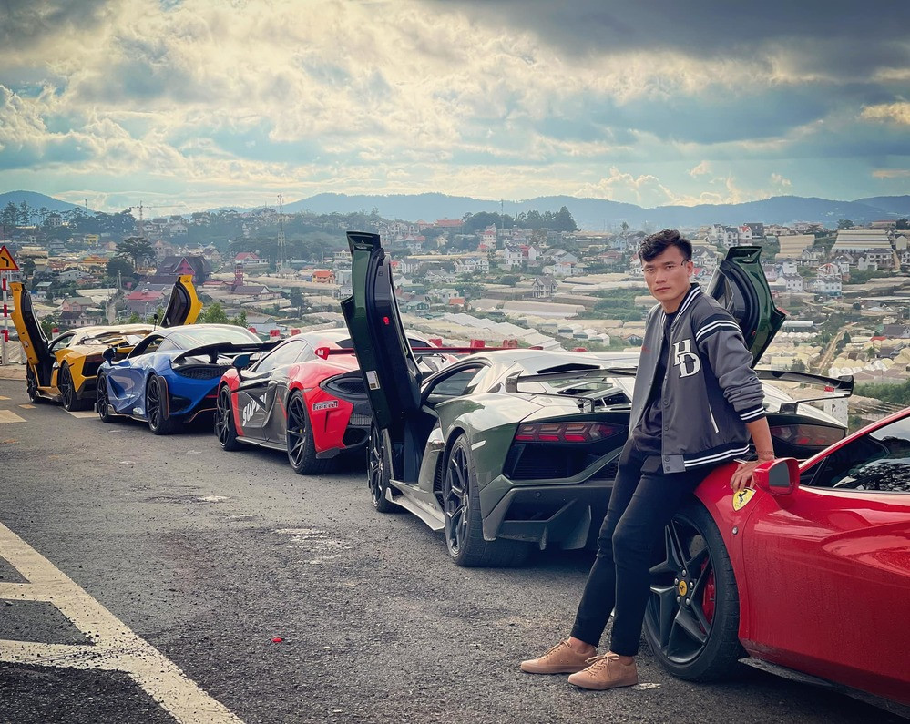 Nếu theo dõi trang cá nhân của Bùi Tiến Dũng, mọi người có thể thấy, thỉnh thoảng anh chàng lại đăng bài PR cho một sản phẩm hay thương hiệu nào đó. Và dĩ nhiên, nguồn thu nhập từ công việc quảng cáo này là không hề nhỏ.