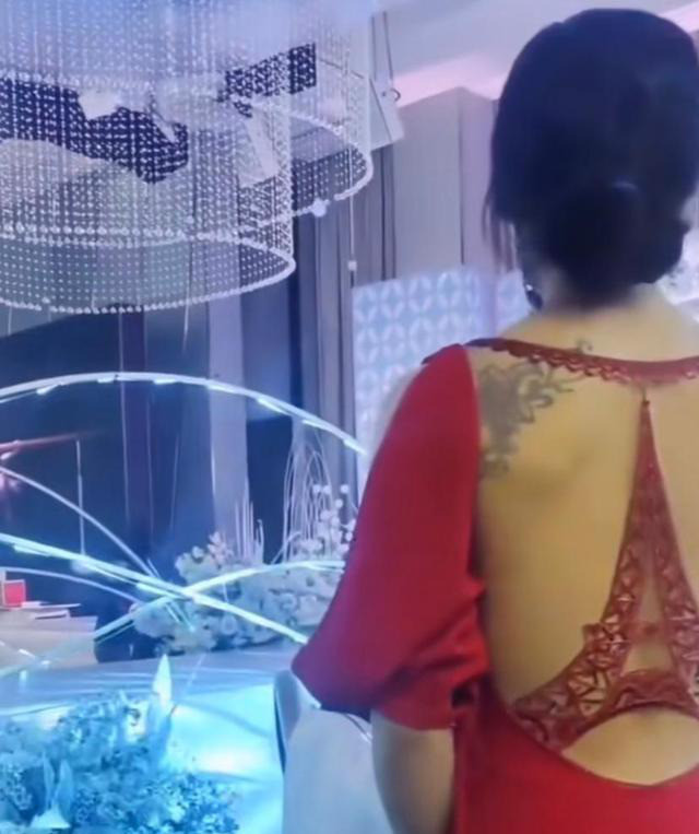 Mới đây, tại hôn lễ ở tỉnh Giang Tô, Trung Quốc, một cô dâu lại gây tranh cãi vì cách ăn mặc phản cảm của mình. Theo đó, chiếc váy cưới mà cô mặc để tiếp khách bị cho rằng không thích hợp, nhất là khi đám cưới có sự góp mặt của nhiều người lớn tuổi.