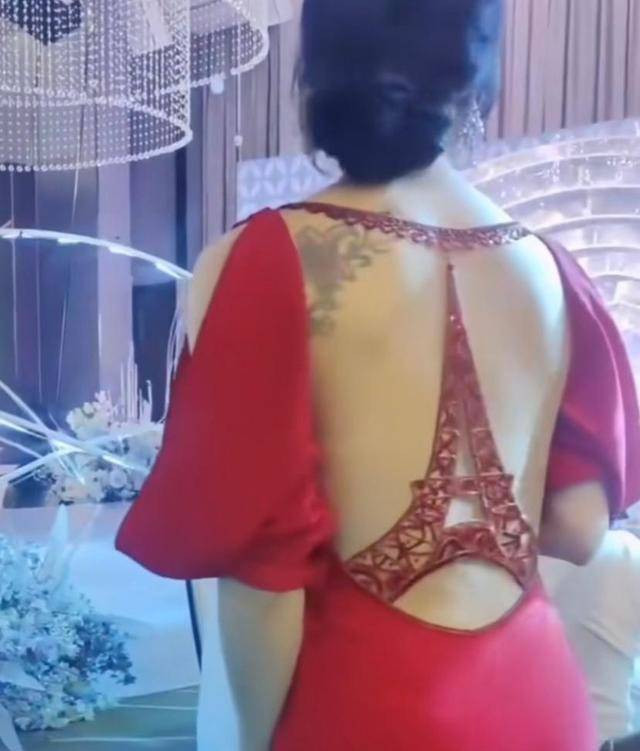 Không thể phủ nhận, bộ trang phục đã khiến cô dâu trở thành tâm điểm của sự chú ý và khiến rất nhiều người khen ngợi.