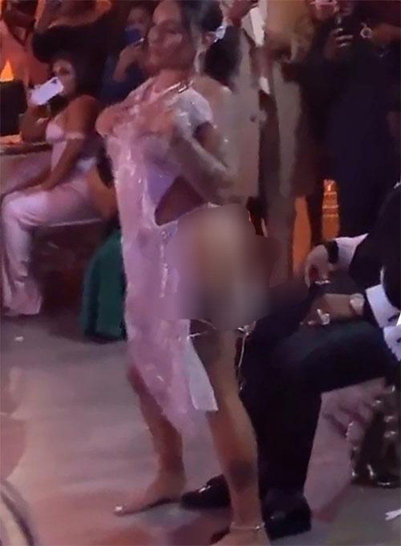 Một số ý kiến cho rằng chiếc váy cưới này quá lộ liễu, không phù hợp với hoàn cảnh là buổi tiệc cưới có sự xuất hiện của cả người lớn tuổi lẫn trẻ con.