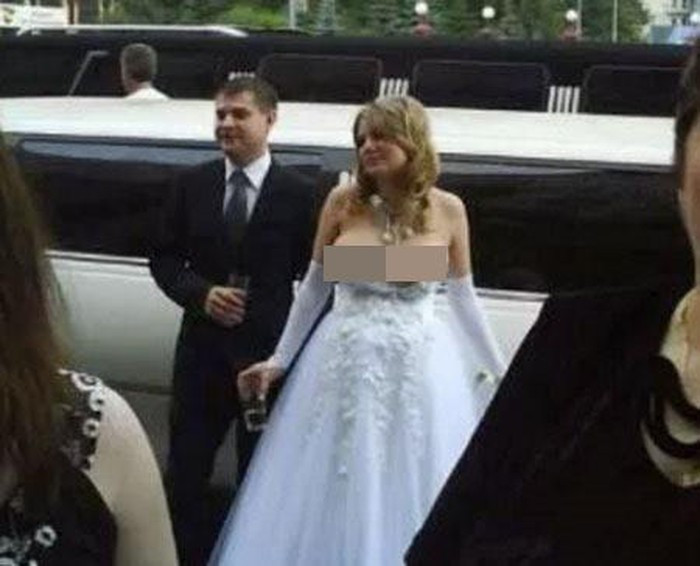 Mặc dù vậy, chiếc váy cưới cũng tạo ra luồng ý kiến trái chiều khi phần trước rất kín đáo song đằng sau lại hở toàn bộ lưng trần, chỉ có một tấm vải ren mỏng manh che chắn.