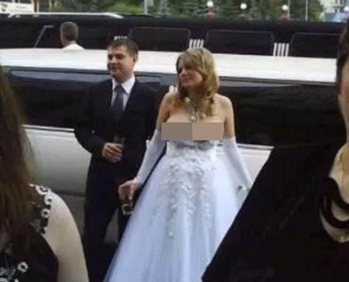 Mặc dù vậy, chiếc váy cưới cũng tạo ra luồng ý kiến trái chiều khi phần trước rất kín đáo song đằng sau lại hở toàn bộ lưng trần, chỉ có một tấm vải ren mỏng manh che chắn.