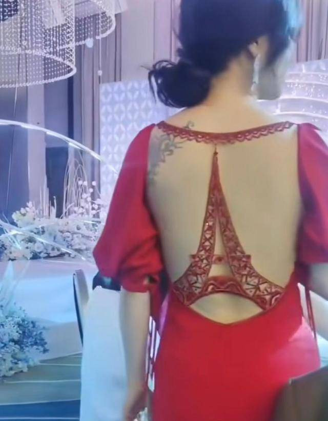 Lúc này, thay vì mặc váy cưới màu trắng như thông thường thì cô dâu này lại thay một chiếc váy màu đỏ rực cực kì nổi bật.